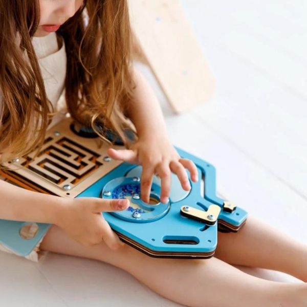 Una niña pequeña sentada en el suelo jugando con una computadora portátil, un rompecabezas de Annabel Kidston, presentado en dribble, los automatistas, adafruit, circuitos, arte de juegos 2D.