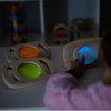 Carregue a imagem no visualizador da Galeria, Una pequeña niña jugando con algunos juguetes en una mesa, un holograma de Coppo di Marcovaldo, destacado en dribble, arte interactivo, bioluminiscencia, luz intermitente, luces brillantes.