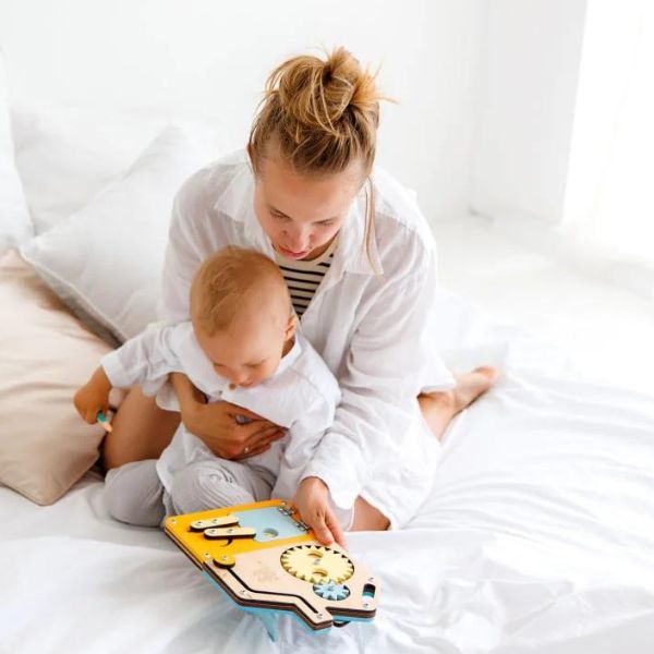 Una mujer sosteniendo un bebé en una cama, una ilustración de historia de cuentos de Amalia Lindegren, ganadora del concurso de Instagram, arte y lenguaje, pixel perfecto, ilustración de historia de cuentos, ganadora del concurso.