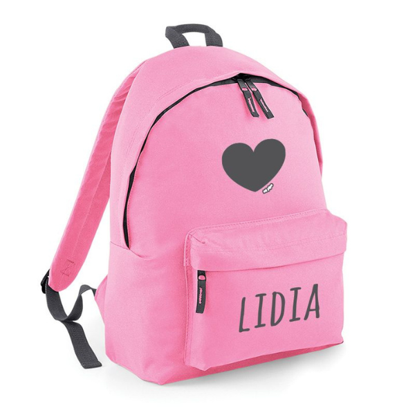 Una mochila rosa con un corazón negro en ella, una renderización digital por Lucia Peka, ganadora del concurso de Pinterest, Heidelberg School, #myportfolio, Adafruit, extremadamente genérica.