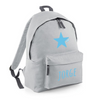 Una mochila gris con una estrella azul en ella, una renderización digital de Jorge Velarde, ganador del concurso de Pinterest, plástico, #myportfolio, photoillustration, lleno de detalles.