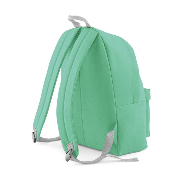 Una mochila verde con un bolsillo con cremallera, una renderización 3D por Hinchel Or, ganador del concurso de Pinterest, Escuela Barbizon, Velvia, filtro Sabattier, renderizado en Maya.