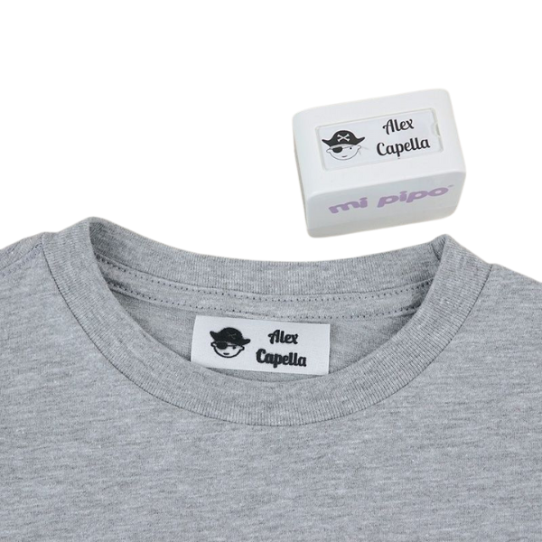 Una camiseta con una pegatina a su lado junto con una caja, arte conceptual de Coppo di Marcovaldo, ganador del concurso de reddit, fluxus, logo, arte conceptual, limpio.