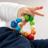 Una mano de un niño sosteniendo un juguete de perlas de colores, una fotografía de Bettina Heinen-Ayech, tendencia en Shutterstock, dada, fotografía de stock, ortogonal, fotografía de stock.
