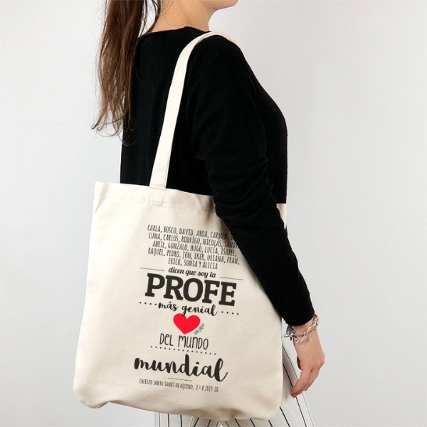 Una mujer llevando una bolsa de tote con un mensaje en ella, una fotografía de stock de May de Montravel Edwardes, Pexels, estilo tipográfico internacional, arte académico, Behance HD, rococó.