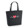 Una bolsa de lona negra con un corazón rojo, una estampación de Maud Naftel, ganadora del concurso de Pinterest, estilo tipográfico internacional, hecha de basura, ganadora del concurso, logotipo.