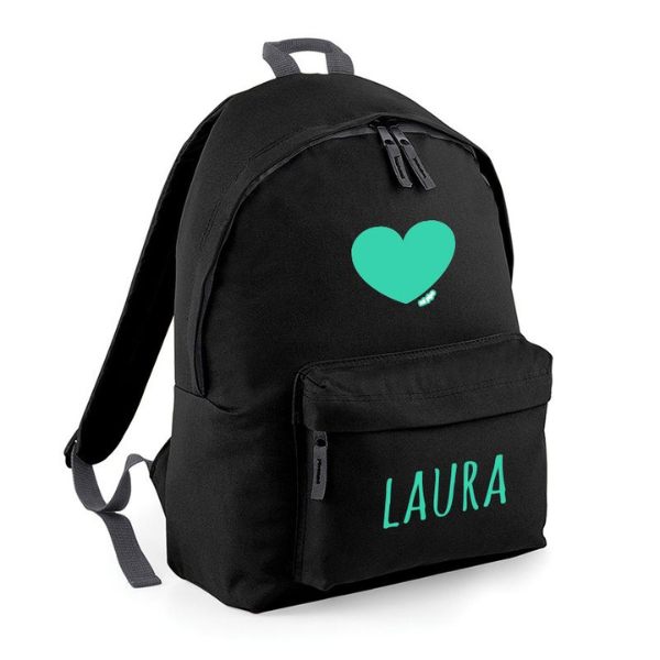 Una mochila negra con un corazón verde en ella, un bordado a punto cruzado por Laura Ford, ganadora del concurso de Pinterest, plasticien, fondo negro, #myportfolio, precioso.