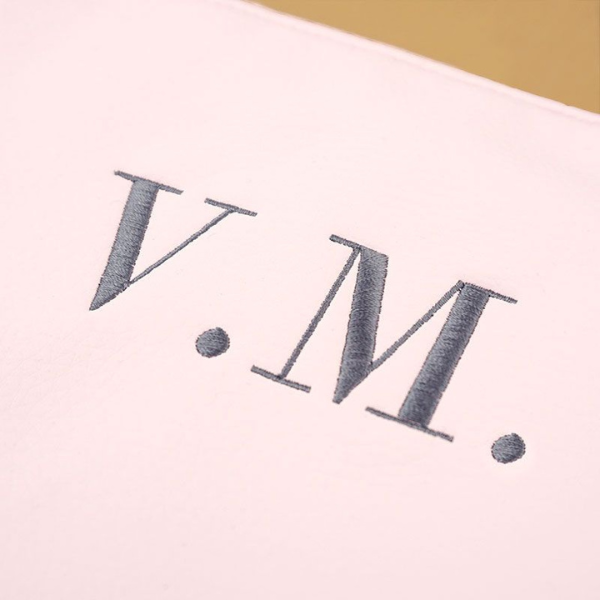 Una imagen cercana de una camiseta con la letra M, una pantalla de seda por Yoshiyuki Tomino, tumblr, accionismo vienés, logotipo, vray, foto.