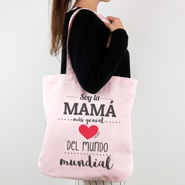 Una mujer sosteniendo una bolsa de tote rosa con un corazón en ella, una foto de stock por Verónica Ruiz de Velasco, destacada en Pinterest, estilo tipográfico internacional, hecha de plástico, hiperrealista, hecha de basura.