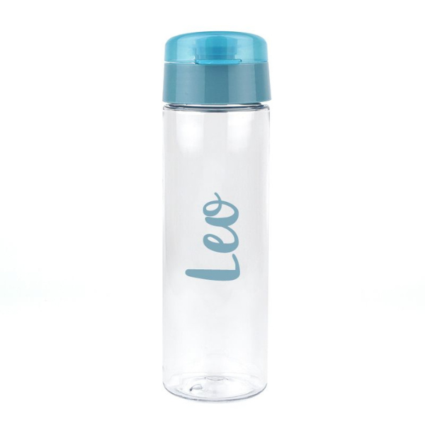 Una botella de agua cristalina con una tapa azul, un holograma de An Gyeon, ganador del concurso de Pinterest, arte Lyco, cuerpo entero, logotipo, lente larga.