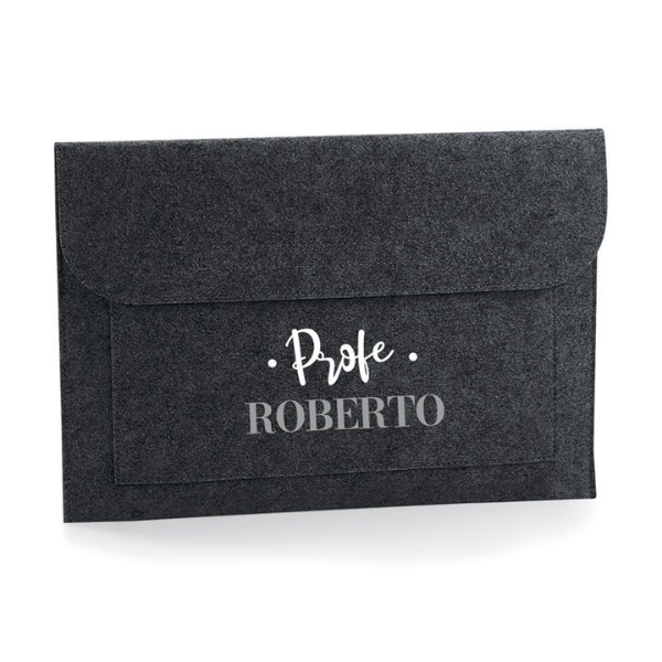 Una bolsa de fieltro negro con un nombre en ella, un pastel de Roberto Parada, ganador del concurso de Behance, arte por correo, hecho de hierro forjado, ambrotipo, calotipo.