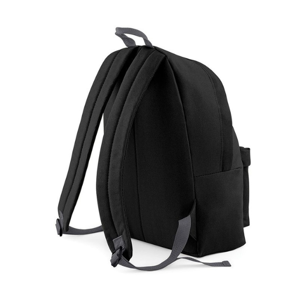 Una mochila negra en un fondo blanco, una renderización 3D de Christian Hilfgott Brand, ganador del concurso de Behance, minimalismo, detalle ultrafino, minimalista, minimalista.
