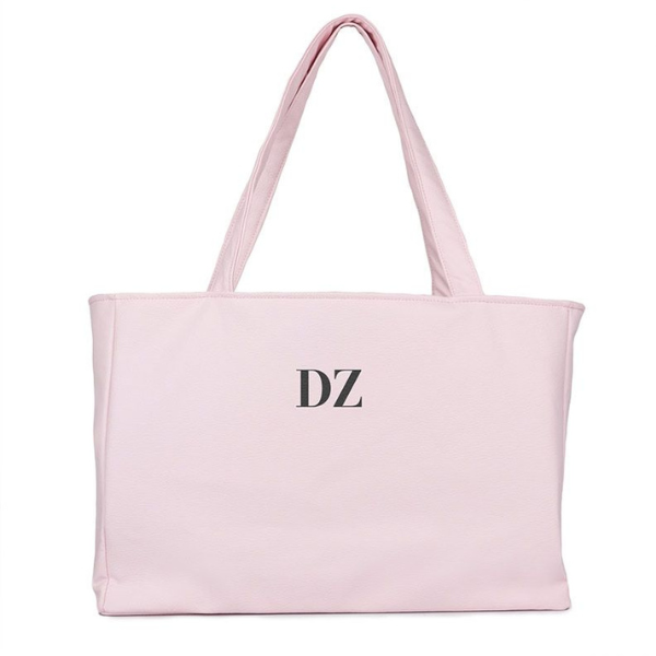 Una bolsa de lona rosada con la palabra DZ en ella, una representación digital de Elizabeth Durack, ganadora del concurso de Pinterest, Letterism, Daz3D, estética Y2K, elegante.