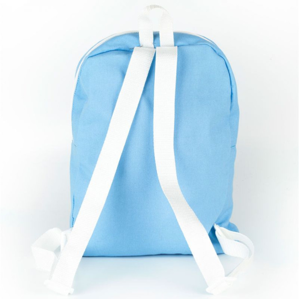Una mochila azul con correas blancas sobre un fondo blanco, un pastel de An Gyeon, presentado en dribble, plasticien, creative commons attribution, #myportfolio, fotografía de estudio.
