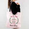 Load image into Gallery viewer, Una mujer que sostiene una bolsa de tela rosa con palabras, un bordado de punto de cruz por Verónica Ruiz de Velasco, ganadora del concurso de Pinterest, Massurrealismo, maximalista, con estilo, femenino.