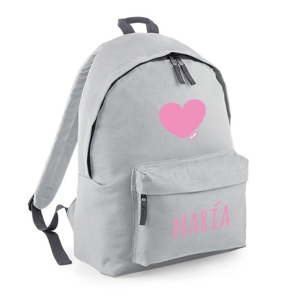 Una mochila gris con un corazón rosa, un pastel de Maruja Mallo, tendencia en Pinterest, Escuela Quito, #MiPortafolio, Pixel Perfecto, lleno de detalles.