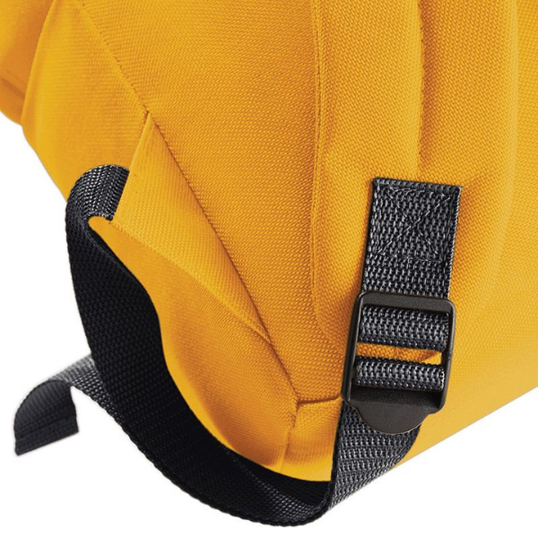 Una mochila amarilla con una correa negra, una renderización de computadora por Weiwei, polycount, bauhaus, detalle ultrafino, detalle alto, angular.