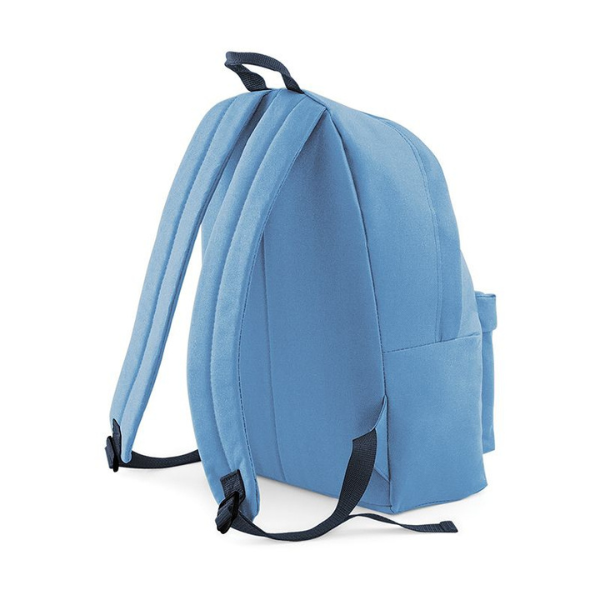 Una mochila de color azul claro con correas negras, una renderización 3D por Karl Gerstner, Behance, Escuela de Heidelberg, Velvia, Behance HD, Adafruit.