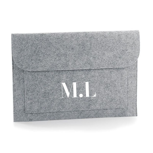 Un sobre de fieltro gris con la letra M L en él, una representación digital de Maurice Sendak, tendencia en Pinterest, letrismo, puntillismo, limpio, colección criterio.