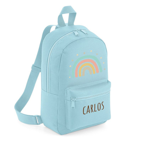 Una mochila azul con un arcoíris en ella, un pastel de Maruja Mallo, tendencia en Pinterest, arte ingenuo, #mi portafolio, iridiscente, no puedo creer lo hermoso que es esto.