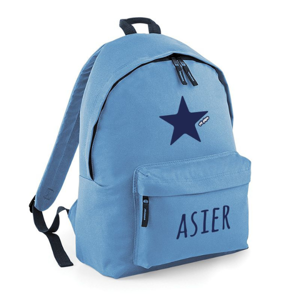 Una mochila azul con una estrella en ella, una renderización 3D de Else Alfelt, ganador del concurso de Pinterest, Escuela Danube, logotipo, licencia Creative Commons Attribution, #myportfolio.