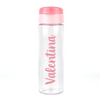 Una botella de agua con una tapa rosa sobre un fondo blanco, un holograma de Victorine Foot, ganadora del concurso de Tumblr, plasticien, detalle ultrafino, velvia, holográfico.
