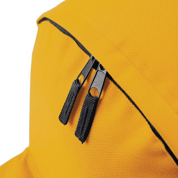 Una toma cercana de un par de tijeras en una camisa amarilla, arte conceptual de Christian Hilfgott Brand, tendencia en CG Society, neoplasticismo, detalle ultrafino, alto detalle, efecto Sabattier.