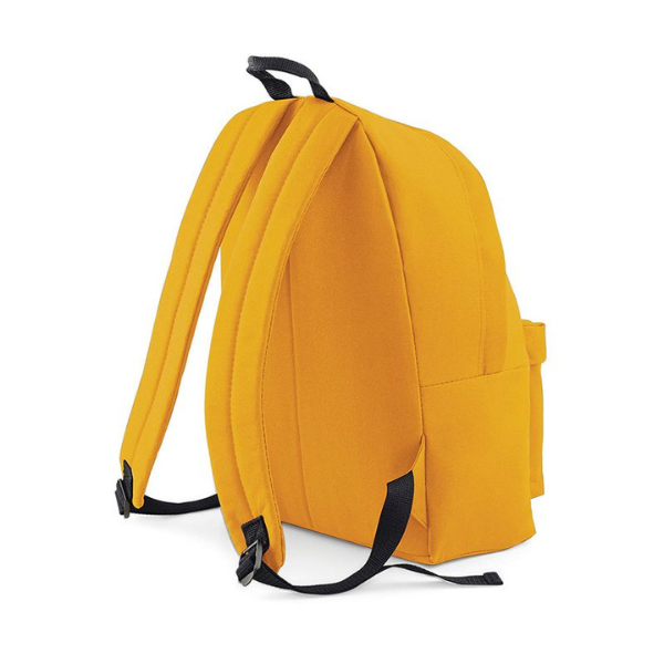 Una mochila amarilla sobre un fondo blanco, una renderización informática por Karl Gerstner, destacada en dribble, de stijl, colores complementarios, velvia, detalle ultrafino.