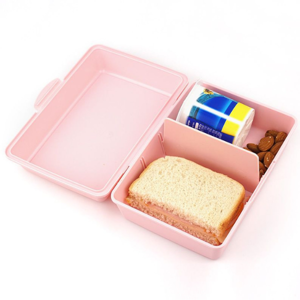 Una caja de almuerzo rosa con un sándwich y aperitivos dentro, una foto de stock de Yuki Ogura, Shutterstock, postminimalismo, foto de stock, foto de stock, estética Y2K.