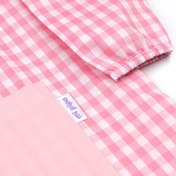 Una camisa a cuadros rosada y blanca con etiqueta, un pastel de Puru, presentado en dribble, nueva objetividad, patrón repetitivo, detalle ultradelgado, sin género.