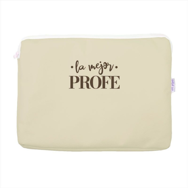 Una bolsa blanca con las palabras "La Mero Profe" escritas en ella, un bordado cruzado por Verónica Ruiz de Velasco, ganadora del concurso de Pinterest, tachismo, #myportfolio, pixel perfecto, limpio.