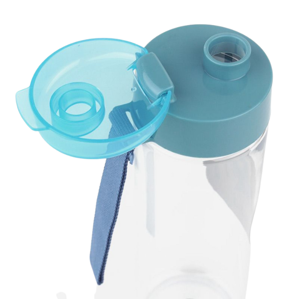 Una botella de agua con una tapa azul sobre fondo blanco, una fotografía de stock de Karl Gerstner, presentada en Dribble, Plasticien, filtro Sabattier, hecho de plástico, skeuomórfico.