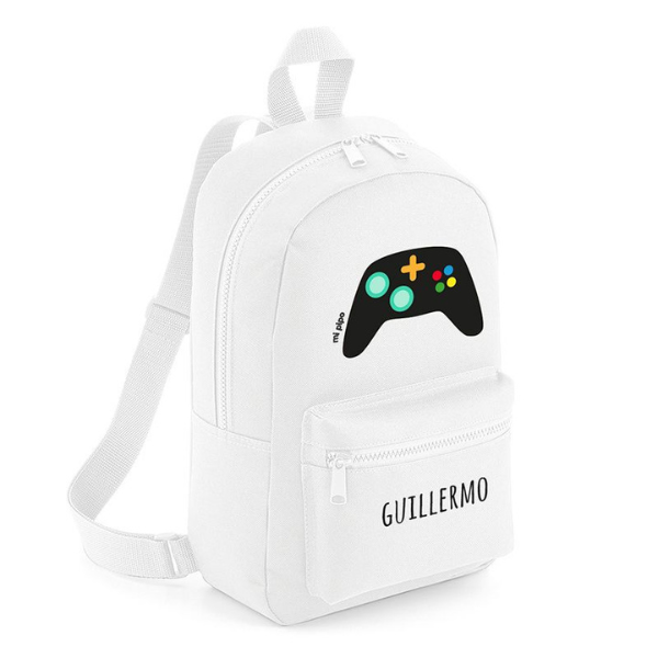 Una mochila blanca con un controlador de juego encima, arte conceptual de Grillo Demo, ganador del concurso de Instagram, colegio Quito, #myportfolio, limpio, ganador del concurso.
