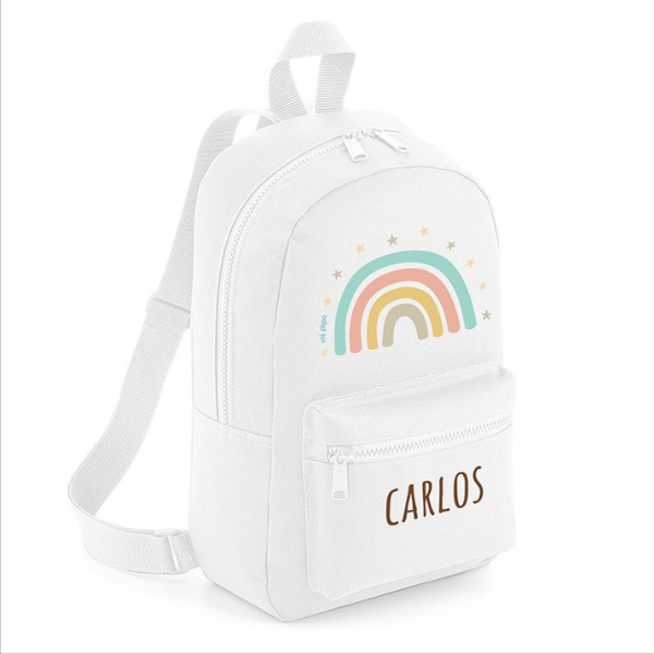 Una mochila blanca con un arcoíris en ella, un pastel de Carlos Berlanga, ganador del concurso de Pinterest, figurativismo, #mi portafolio, iridiscente, No puedo creer lo hermoso que es esto.