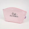 Una bolsa cosmética rosada con las palabras Profe Sandra impresas en ella, un pastel de Annabel Kidston, ganador del concurso de Pinterest, plástico, femenino, #myportfolio, Behance HD.