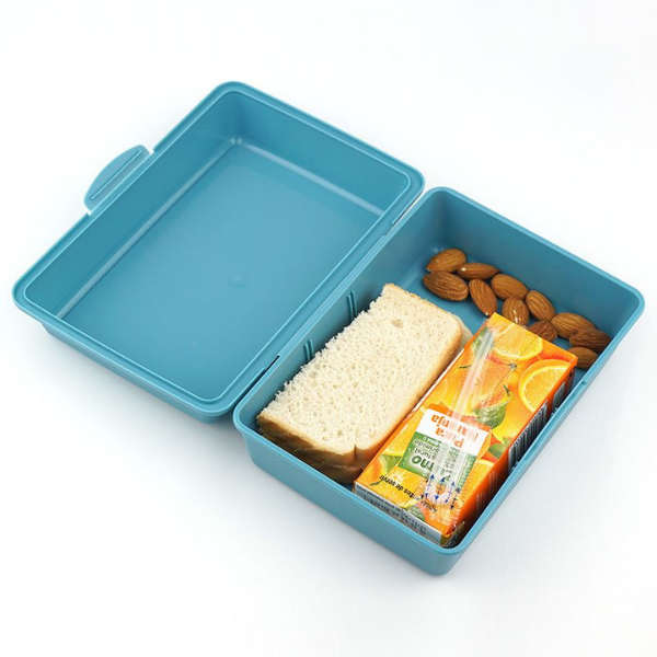 Una caja de almuerzo azul con un sándwich y almendras, una foto de estudio de Eden Box, Shutterstock, Plasticien, Stockphoto, Stock Photo, Creative Commons Attribution.