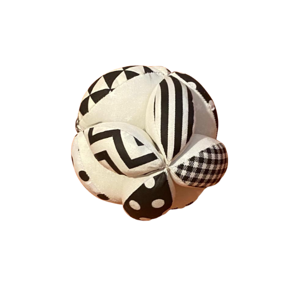 Una bola negra y blanca sobre un fondo blanco, un render 3D de Sonia Delaunay-Terk, Polycount, Orphism, 3d, Sketchfab, hecha de cuentas y lana.