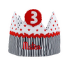 Una gorra roja y blanca con un número 3 en ella, una renderización 3D por Marten Post, ganador del concurso de Pinterest, plasticien, foto mate, patrón repetitivo, 3d.
