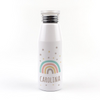 Una botella de agua blanca con un arcoiris en ella, un holograma de Caroline Mytinger, ganadora del concurso de Pinterest, regionalismo, iridiscente, holográfico, ganador del concurso.