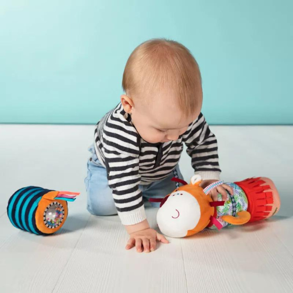 Una bebé jugando con un juguete en el piso, una foto de stock por Rube Goldberg, destacada en dribble, los automatistas, patrón repetitivo, paralaje, tecnología futura.