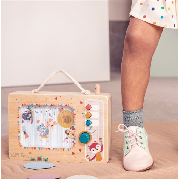 Una ilustración de cuento de hadas, perfecta de píxeles, con el encanto de la corriente de artes y artesanías, una imagen dibujada por Annabel Kidston, ganadora del concurso de Pinterest, mostrando los pies de un niño al lado de un juguete de madera.