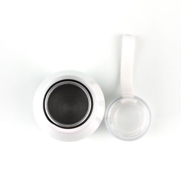 Una taza y platillo en una superficie blanca, un render 3D por An Gyeon, presentado en dribble, panfuturismo, lente telefoto, lente gran angular, detalle ultrafino.