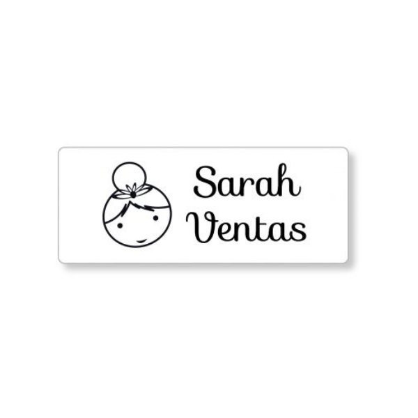Una pegatina blanca con las palabras Sarah Ventas, un bordado de Menez, ganador del concurso de Pinterest, Vanitas, logo, fondo blanco, fondo negro.