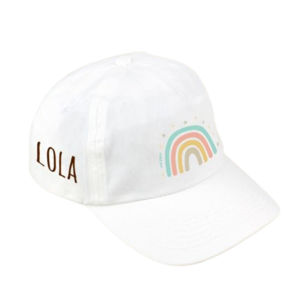 Un sombrero blanco con un arcoíris en él, un pastel de Lisa Frank, tendencia en Pinterest, de bajo nivel, iridiscente, holográfico, extremadamente genérico.