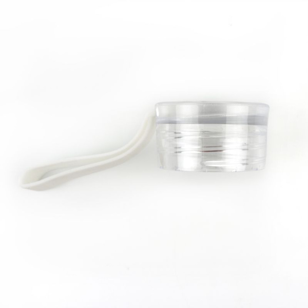 Una lata de plástico con una asa blanca en un fondo blanco, un holograma de An Gyeon, ganador del concurso de Pinterest, plástico, lente telefoto, lente gran angular, luz de borde.