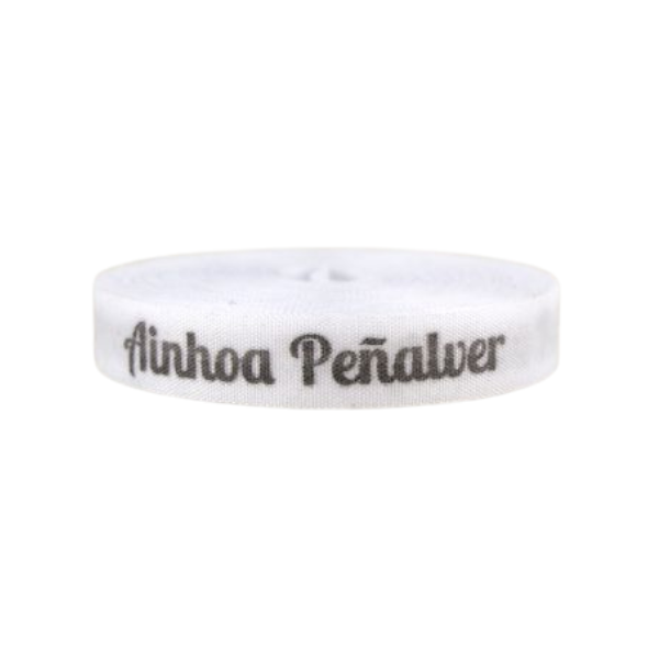 Una pulsera blanca con un logotipo negro en ella, un pastel de Altichiero, tumblr, plasticien, logotipo, lente fisheye, limpio