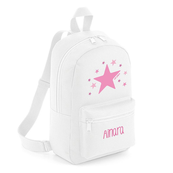 Una mochila blanca con estrellas rosas en ella, una imagen 3D creada por Anna María Barbara Abesch, ganadora del concurso de Pinterest, Lyco Art, #myportfolio, fondo blanco, pixel perfecto.