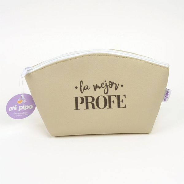 Una bolsa cosmética blanca con las palabras La Nego Profe en ella, un pastel de Gina Pellón, ganadora del concurso de Pinterest, tachismo, #myportfolio, calotipo, rococó.