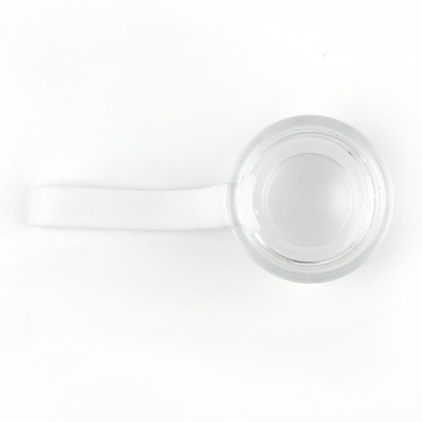 Una cuchara blanca con un mango blanco sobre una superficie blanca, una imagen 3D creada por Charles Alphonse du Fresnoy, ganador del concurso de Reddit, plasticien, fondo blanco, detalle ultrafino, filtro Sabattier.