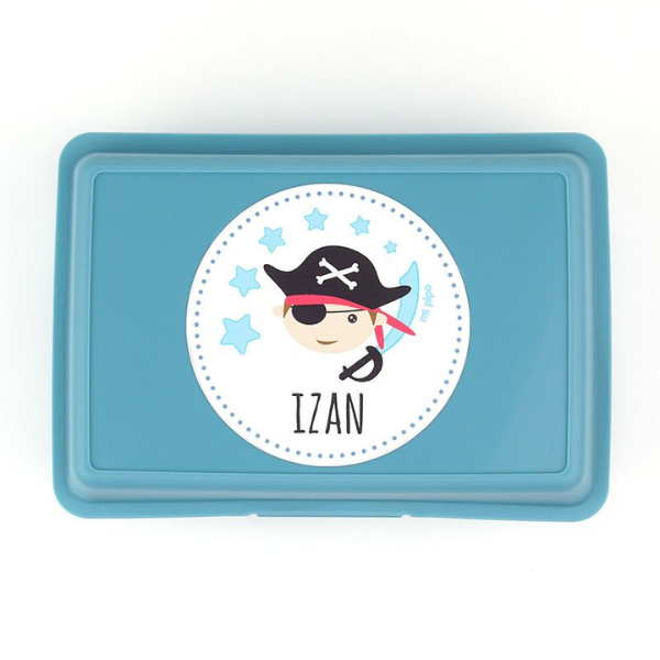 Una bandeja azul con una imagen de un pirata en ella, un retrato de personaje por Ni Zan, ganador del concurso de Pinterest, Toyism, patrón repetitivo, fondo blanco, arte de juego en 2D.